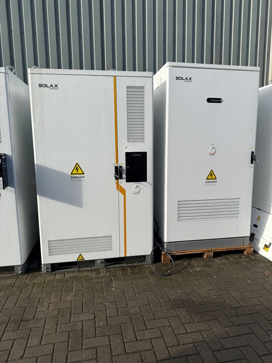 SolaX Trene naast Nexus Zero - compleet C&I energiesysteem