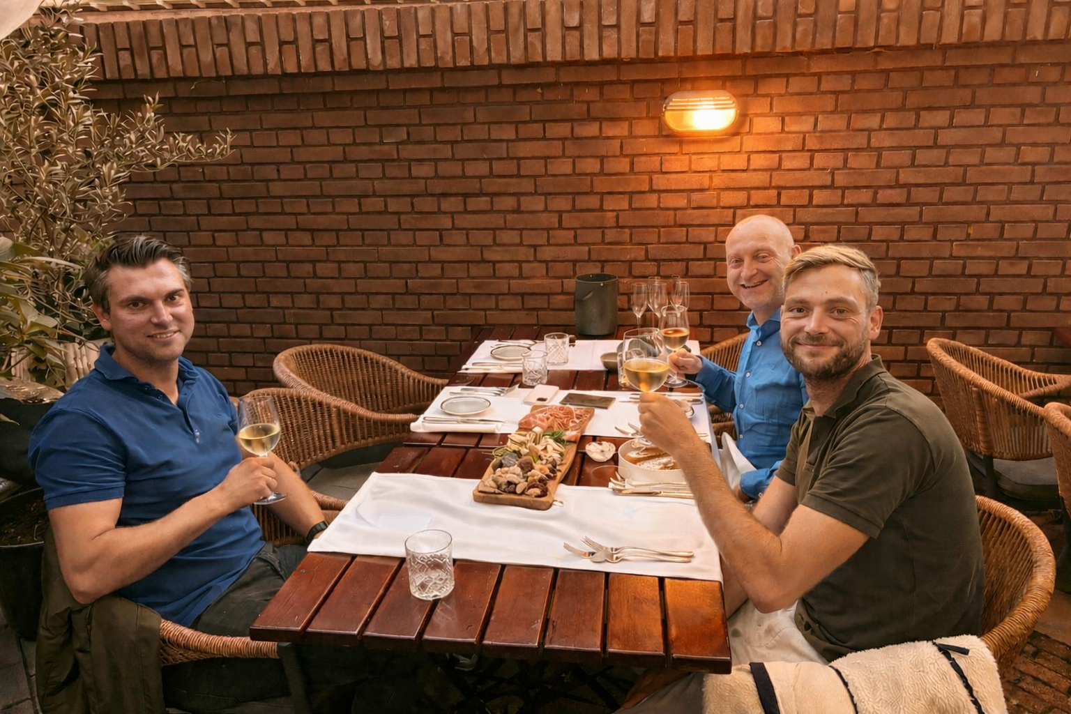 Wilmer, Wim en Rens Stegink van UltiPower — familiebedrijf uit Lochem, samen aan tafel