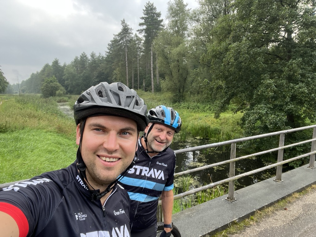 Wilmer en Wim Stegink van UltiPower op de mountainbike door de Achterhoekse bossen rondom Lochem